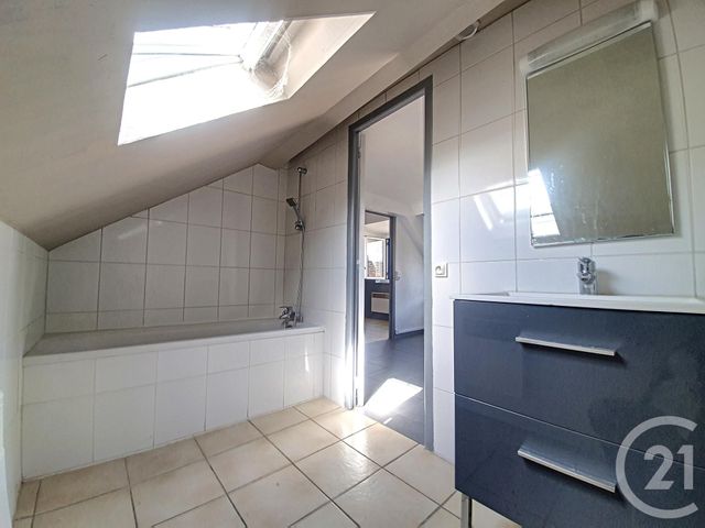 Afficher la photo en grand Appartement F2 à louer - 2 pièces - 30.93 m2 - MONTEREAU FAULT YONNE - 77 - ILE-DE-FRANCE - Century 21 Martinot Immobilier
