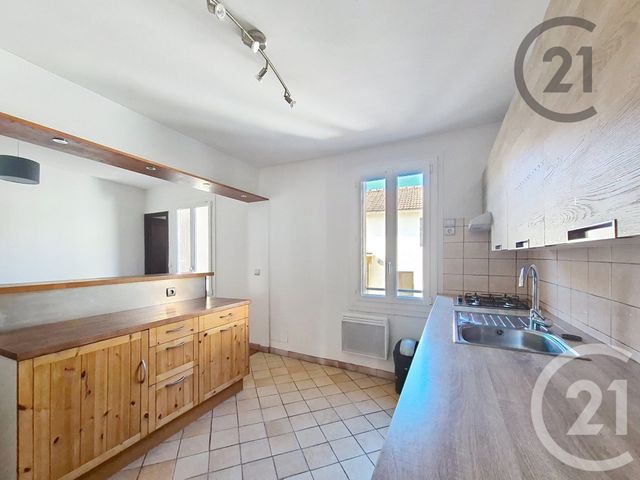 Appartement à louer - 3 pièces - 52.0 m2 - MONTEREAU FAULT YONNE - 77 - ILE-DE-FRANCE - Century 21 Martinot Immobilier
