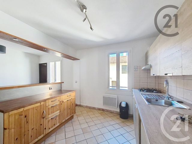 Appartement à louer - 3 pièces - 52.0 m2 - MONTEREAU FAULT YONNE - 77 - ILE-DE-FRANCE - Century 21 Martinot Immobilier
