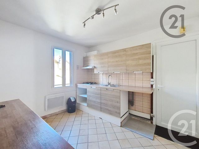 Appartement à louer - 3 pièces - 52.0 m2 - MONTEREAU FAULT YONNE - 77 - ILE-DE-FRANCE - Century 21 Martinot Immobilier
