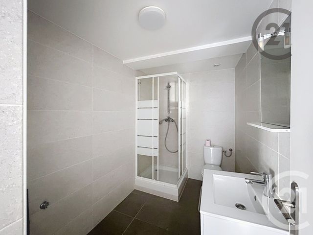 Appartement à louer - 2 pièces - 41.0 m2 - MONTEREAU FAULT YONNE - 77 - ILE-DE-FRANCE - Century 21 Martinot Immobilier