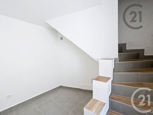 Appartement à louer - 2 pièces - 41.0 m2 - MONTEREAU FAULT YONNE - 77 - ILE-DE-FRANCE - Century 21 Martinot Immobilier