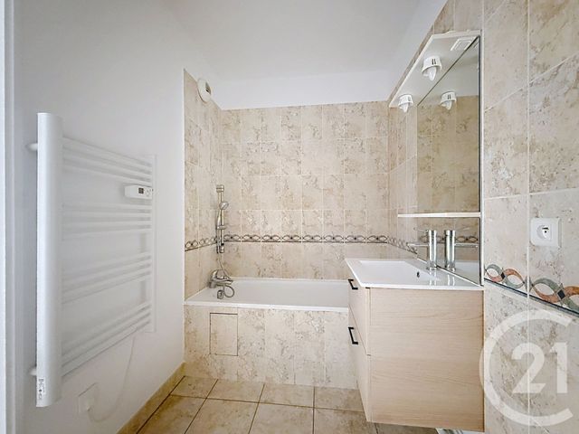 Appartement à louer - 2 pièces - 43.0 m2 - MONTEREAU FAULT YONNE - 77 - ILE-DE-FRANCE - Century 21 Martinot Immobilier