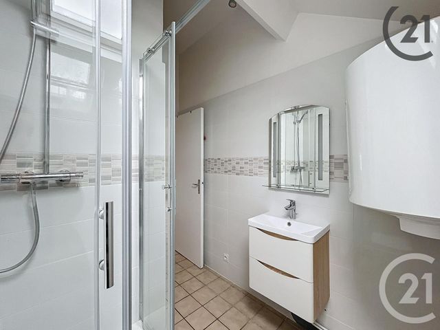 Appartement F1 à louer - 2 pièces - 25.0 m2 - MONTEREAU FAULT YONNE - 77 - ILE-DE-FRANCE - Century 21 Martinot Immobilier